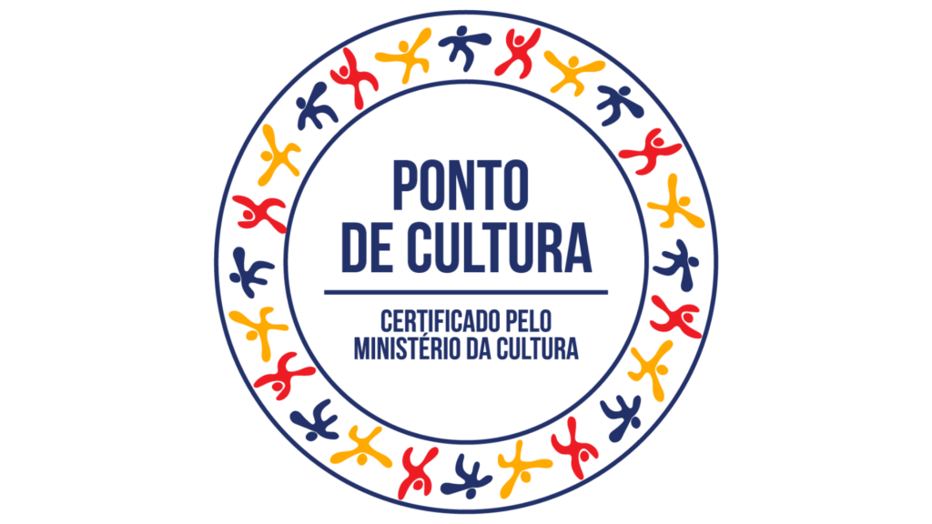 Logotipo do selo 'Ponto de Cultura – Certificado pelo Ministério da Cultura'. O desenho é circular, com o texto em azul no centro e uma borda formada por figuras humanas estilizadas nas cores azul, vermelho e amarelo, simbolizando diversidade, participação e cultura.