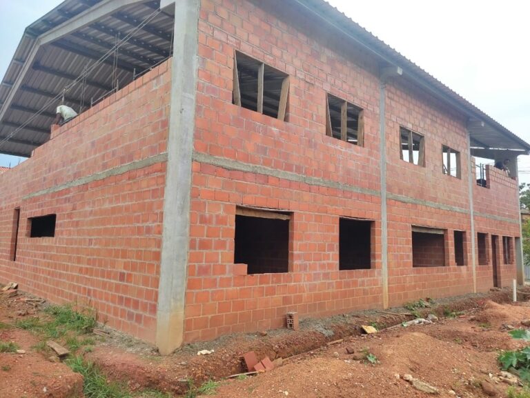 Sede da UNEI durante sua construção